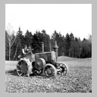 100-0057 Mit den Traktor auf dem Feld.JPG